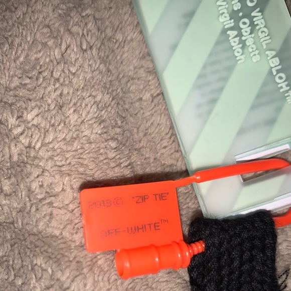 OFF-WHITE “SKULLS FLOATING” T-SHIRT - Picture 4 of 7